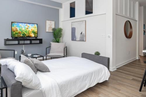 Spacious 2BD with Private Balcony and Free Parking Spacious 2BD with Private Balcony and Free Parking