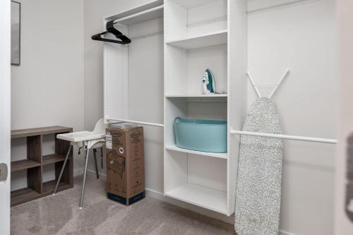 Spacious 2BD with Private Balcony and Free Parking Spacious 2BD with Private Balcony and Free Parking