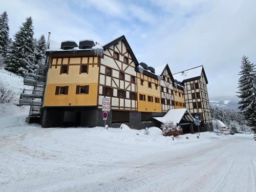 Apartmán u Ski Javor - 1x soukromé parkování (Apartman u Ski Javor - 1x soukrome parkovani) in เพค พอด สเนซคู