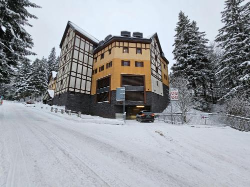 Apartmán u Ski Javor - 1x soukromé parkování (Apartman u Ski Javor - 1x soukrome parkovani) in เพค พอด สเนซคู