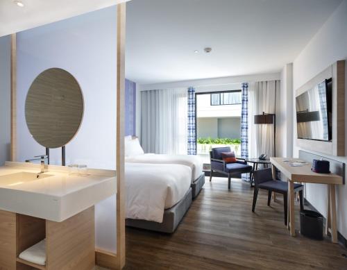 room detail thumbnail 1