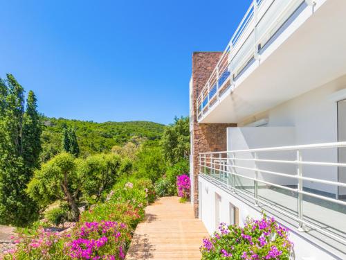 Modern studio with AC and large terrace on the beach in Cavalaire - Welkeys