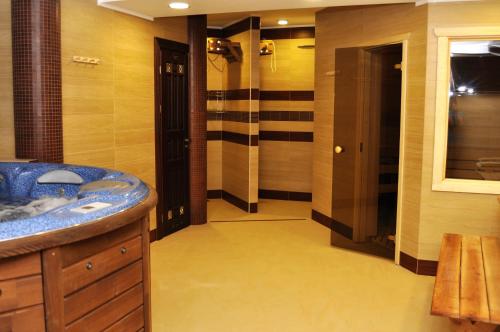 ซาวน่า, Status Hotel in มาเลฮีฟ