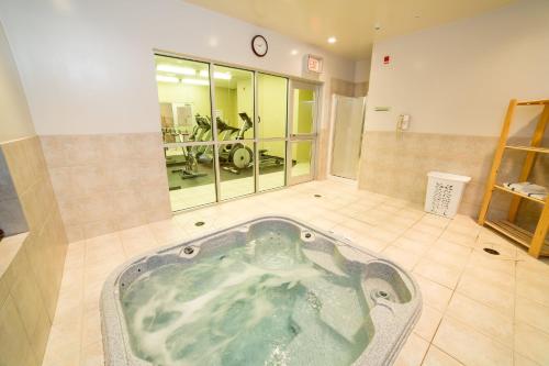 Holiday Inn Express & Suites Drayton Valley By IHG - 수영장
