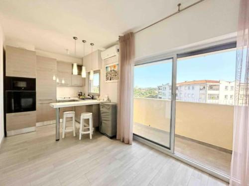 View, Il Gioiello : Apt 2 pers, Clim, Piscine, Parking in Avenue de Cannes