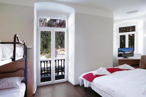 1 queen bed, 2 bunk beds
