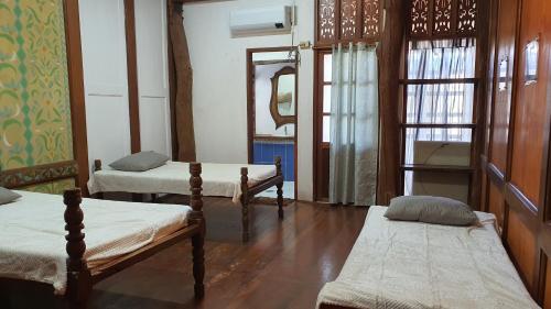 1 king bed, 3 twin beds