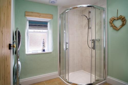 Shower, The Old Stables Aberporth in Troedyraur