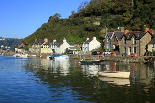 สภาพแวดล้อมโดยรอบ, Y Bwthyn Fishguard in ฟิชเกิร์ด