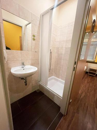 Single Room image 3