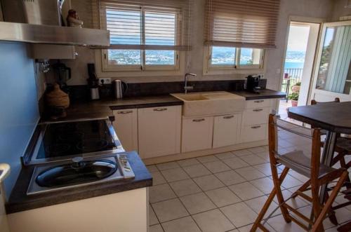 Maison de charme vue mer 5chambres Théoule sur mer (Maison de charme vue mer 5chambres Theoule sur mer) in ติอูต ซูร์ แมร์