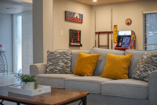 Pool, Gameroom & Minigolf Enchanting Texas Home in San Antonio, USA