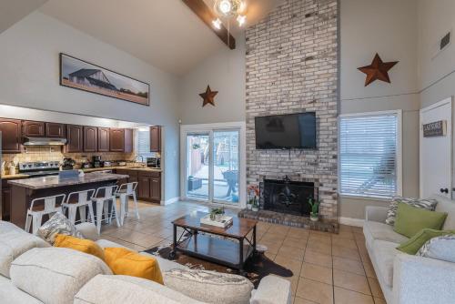 Pool, Gameroom & Minigolf Enchanting Texas Home in San Antonio, USA