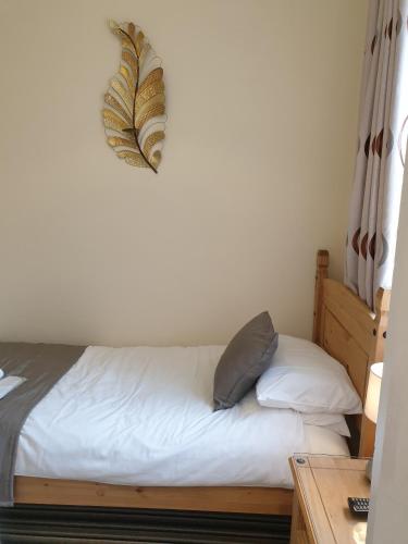 1 king bed, 1 twin bed