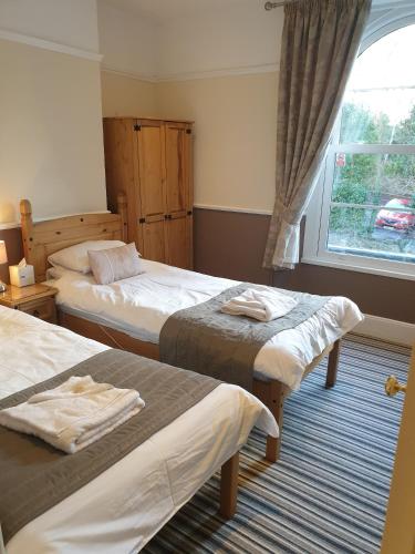 1 double bed, 2 twin beds