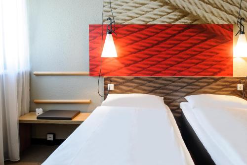 Standard Twin Room image 3