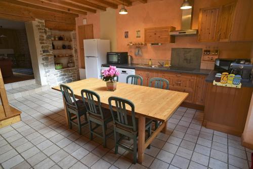 virtuve, Gite Le Douglas, Vignoble et Reculées du Jura - Avec Sauna (Gite Le Douglas, Vignoble et Reculees du Jura - Avec Sauna) in Lavigny
