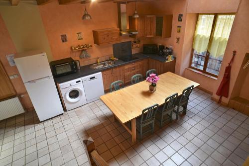 virtuve, Gite Le Douglas, Vignoble et Reculées du Jura - Avec Sauna (Gite Le Douglas, Vignoble et Reculees du Jura - Avec Sauna) in Lavigny