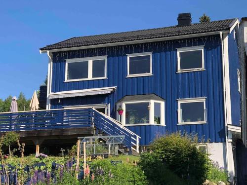 Mountain view Apartment near Oslo: bedroom, lounge, kitchen and bathroom. Flat in Rykkinn