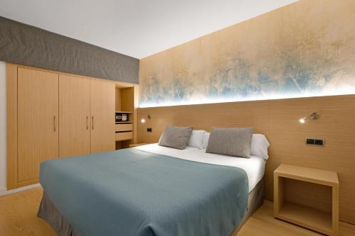 2 twin beds, 1 sofa bed