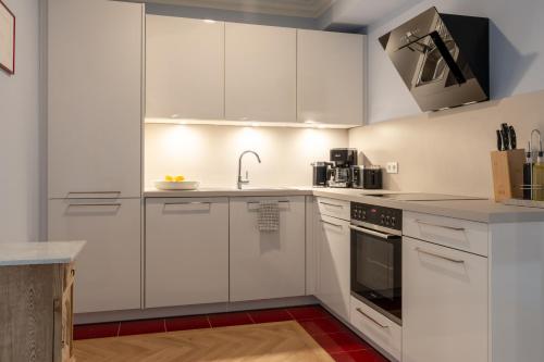 CLS Zentrale City-Wohnung in Hamburg mit E-Laden und Tiefgarage, Klimaanlage, gratis WLAN, Smart TV, großer Balkon, Blick über Hamburg, Parkplatz, Cafe im Haus, Bushaltestelle direkt gegenüber, Flex Check In, Hamburgo (foto 7)