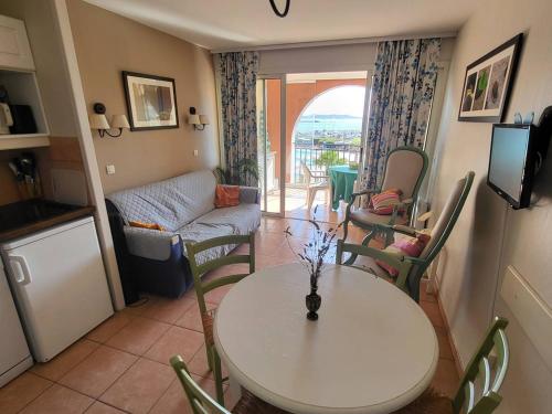 Appartement Six-Fours-les-Plages, 2 pièces, 4 personnes - FR-1-316-237 - Location saisonnière - Six-Fours-les-Plages