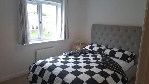 Tropical Sun Homes - Beautiful spacious 3 bed home in a serene environment with free parking for 2 cars, Manchester (photo 9)