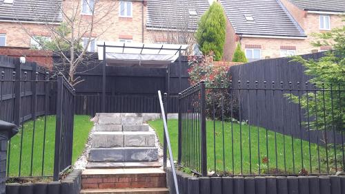 Tropical Sun Homes - Beautiful spacious 3 bed home in a serene environment with free parking for 2 cars, Manchester (photo 3)