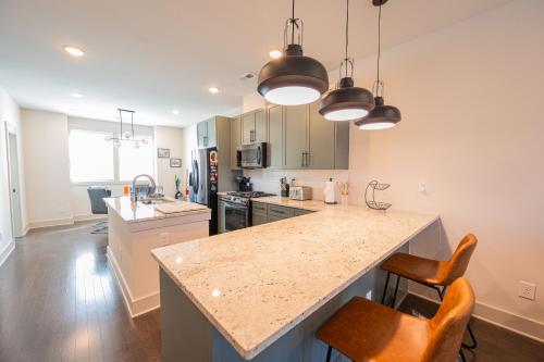Townhouse . Rooftop . Cloud Couch . 85 Inch TV . 2 Miles from UPTOWN CHARLOTTE in Charlotte, USA