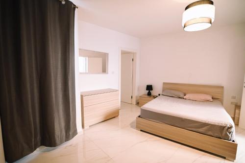 Spacious 3 bedroom in Sliema!, Tas-Sliema