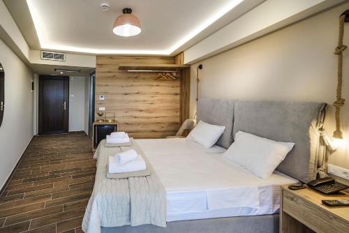 2 twin beds, 1 sofa bed
