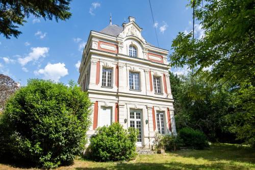 Castle life at Saint-Benoît-la-Forêt BnB Cravant-les-Coteaux
