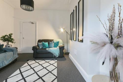 Prime Location Stylish 4-bed House Near Trent Br