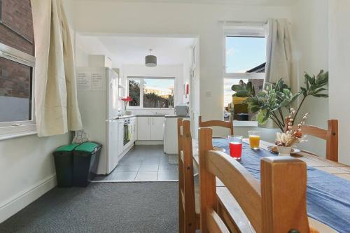 Prime Location Stylish 4-bed House Near Trent Br