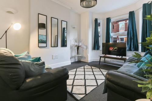 Prime Location Stylish 4-bed House Near Trent Br