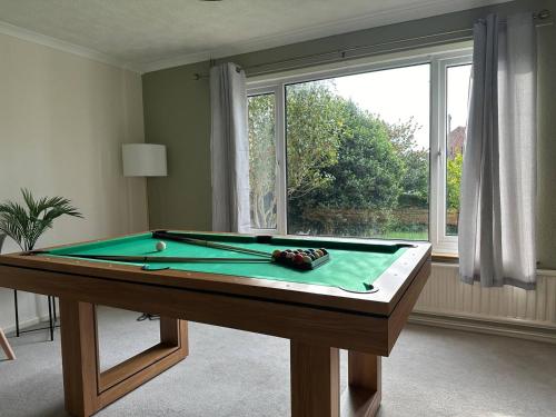 3 Bed House - Parking - Pool Table - Close to A1