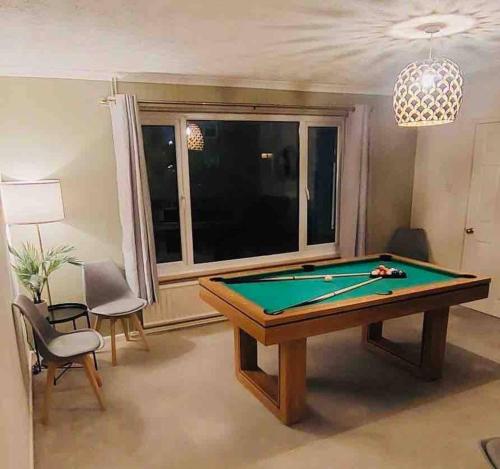 3 Bed House - Parking - Pool Table - Close to A1