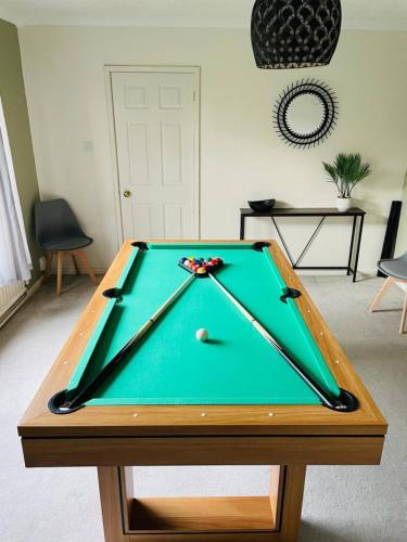 3 Bed House - Parking - Pool Table - Close to A1