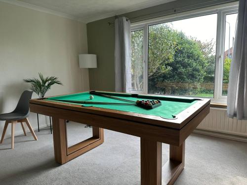 3 Bed House - Parking - Pool Table - Close to A1