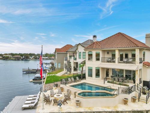 Diagonal Dreams Lake House and Concierge Services in Horseshoe Bay, USA