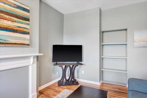 Historic St Louis Community living with 4 queen beds in Clifton Heights, USA
