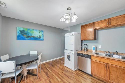 Historic St Louis Community living with 4 queen beds in Clifton Heights, USA