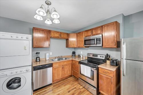 Historic St Louis Community living with 4 queen beds in Clifton Heights, USA