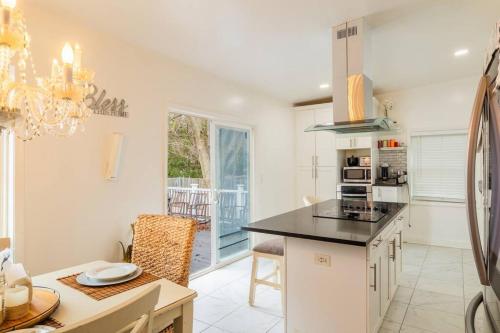 Konyha, A home away from home in East Windsor