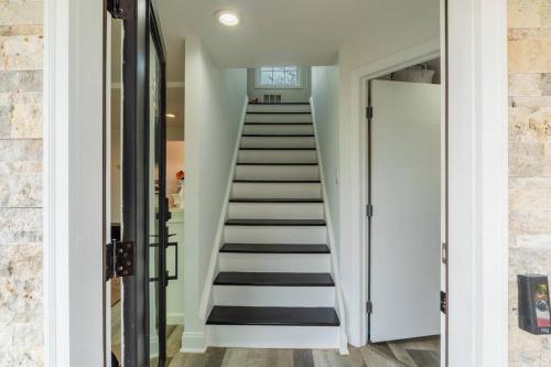 Bejárat, A home away from home in East Windsor