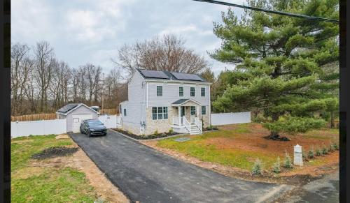 A környék, A home away from home in East Windsor