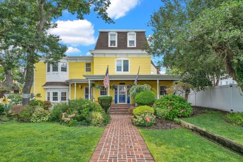 Gorgeous historic Victorian with 8 bedroom/4 baths