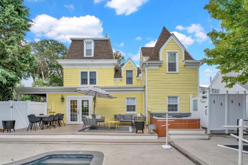 Gorgeous historic Victorian with 8 bedroom/4 baths