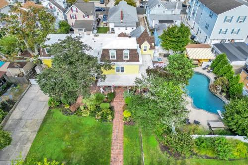 Gorgeous historic Victorian with 8 bedroom/4 baths