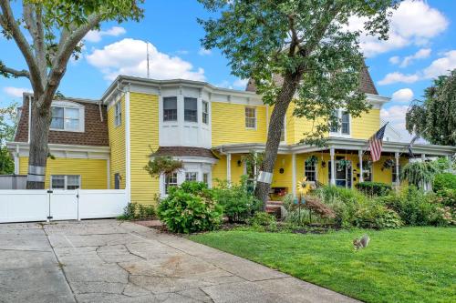 Gorgeous historic Victorian with 8 bedroom/4 baths